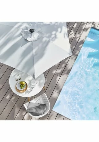 BUTLERS® SIESTA Sonnenschirm Mit Kurbel Ø180cm Hellgrau 2 BUTLERS® SIESTA Sonnenschirm Mit Kurbel Ø180cm Hellgrau – Bild 2